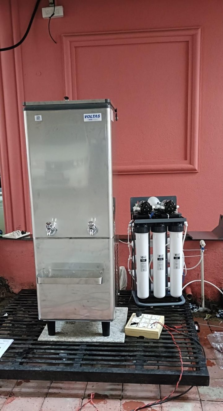 Commercial RO plant with GAC, CTO and PP filters installed next to a stainless steel water cooler